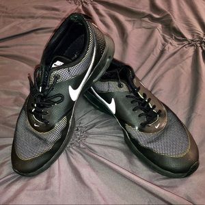 NIKE Black and White Low Top Sneakers